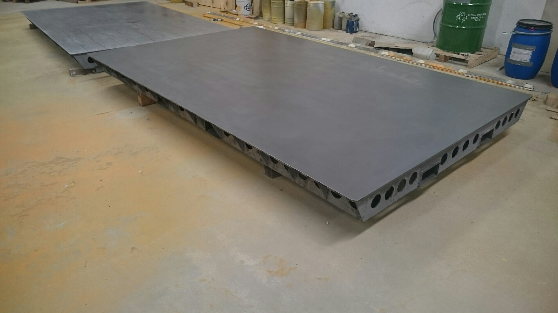 DSC 2825 - Large flat tables